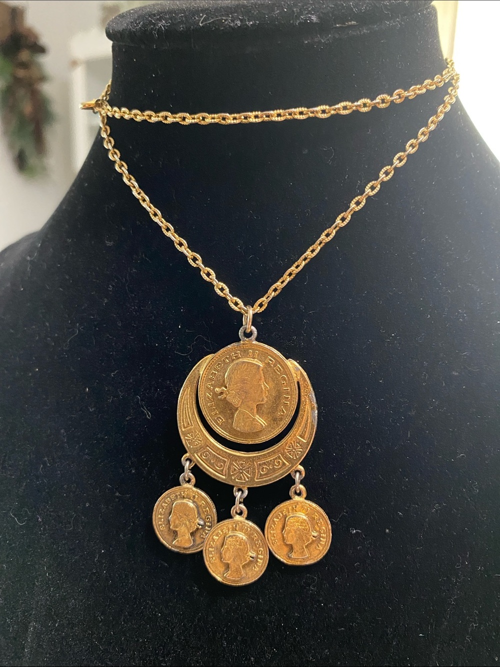 VTG Jubilee of Queen Elizabeth 11 Gold Coin Pendant Necklace